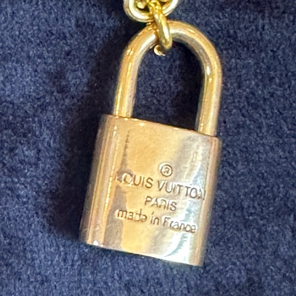 LOUIS VUITTON, Lock, 2 keys on an unbranded chain. # 315. Beautiful - Picture 4 of 11